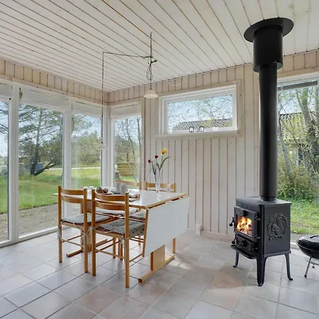 2 Bedroom Lovely In Sby Holiday home